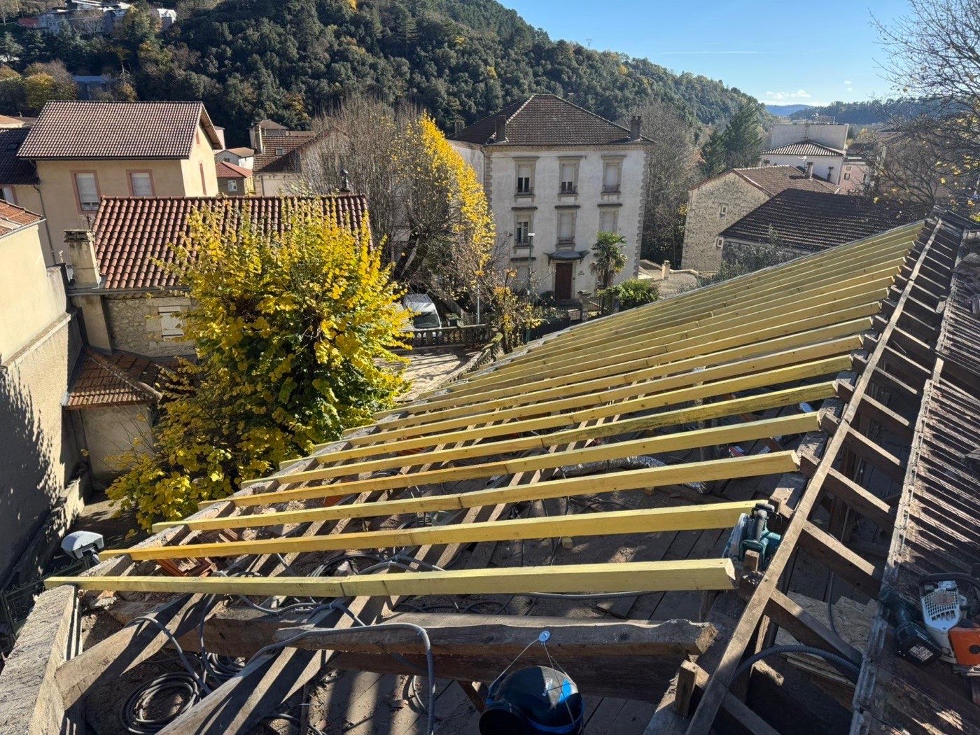 Chevrons neufs traités posés sur une toiture en rénovation dans un village d’Ardèche