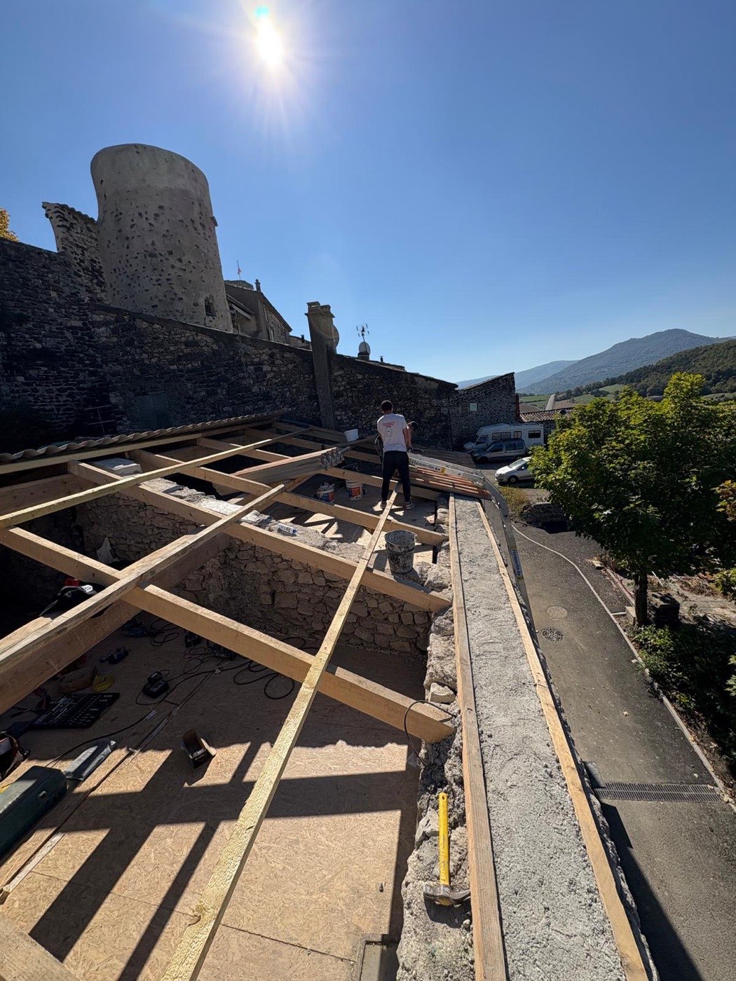 Couvreur de Debord Rénovation au travail sur une charpente neuve en Ardèche