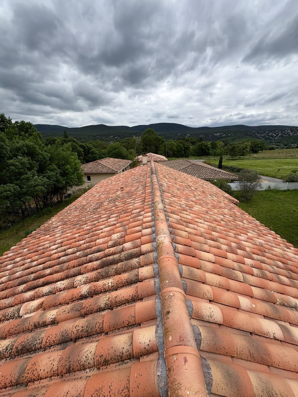 La même toiture après démoussage, tuiles propres, en Ardèche