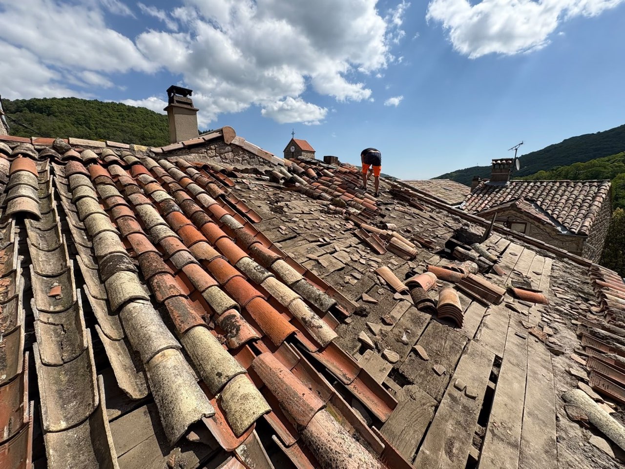 Toiture aux tuiles cassées et déplacées avant réfection, en Ardèche