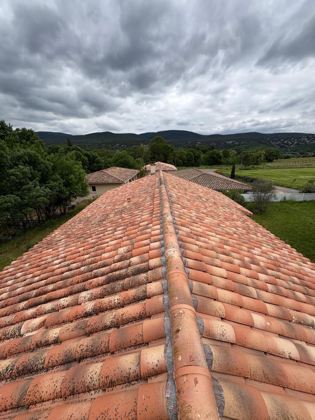 Réfection de toiture en tuile canal avec faîtage neuf, collines des Cévennes ardéchoises