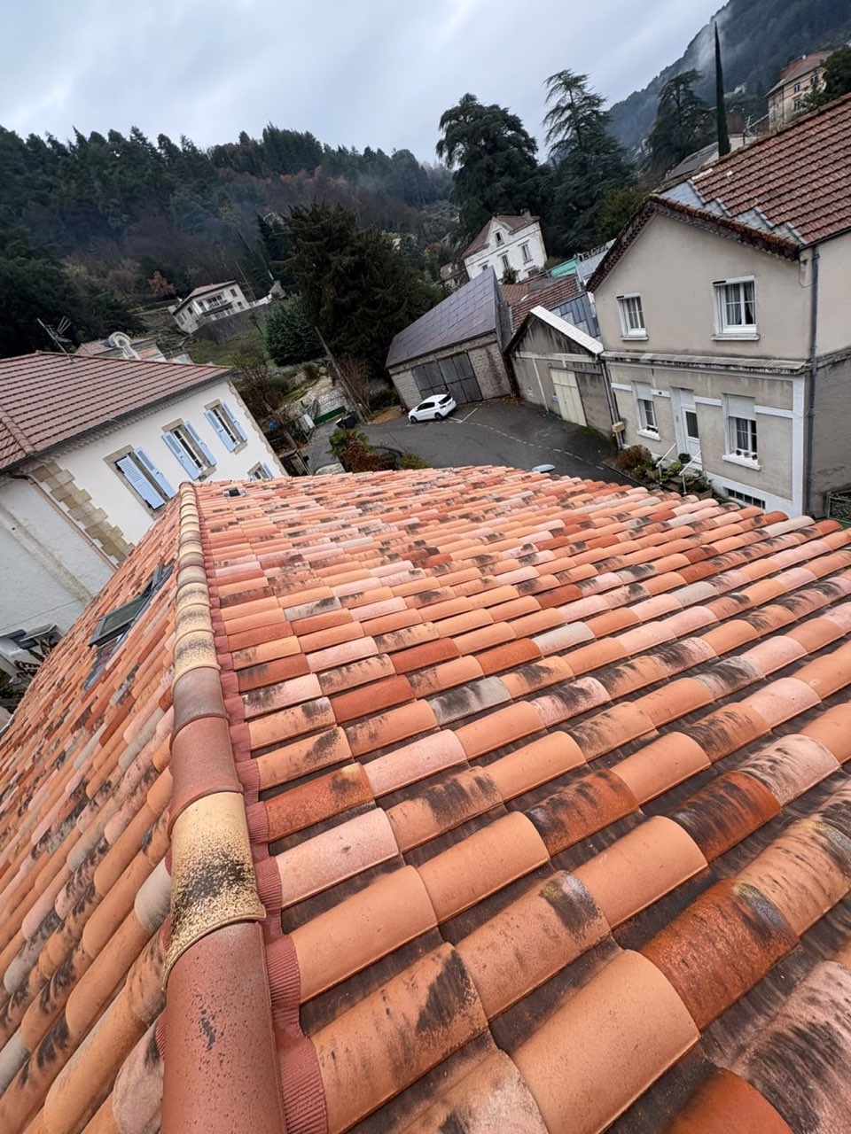 Toiture rénovée en tuiles neuves après dépose, dans un village d’Ardèche