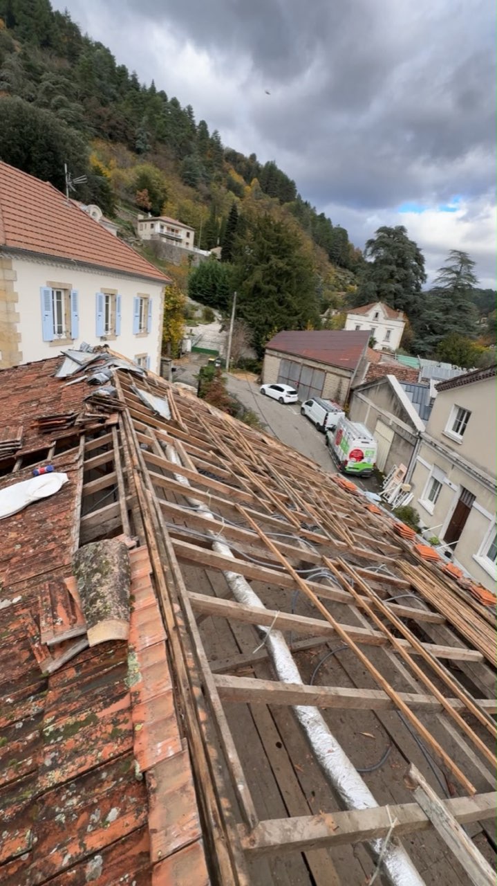Toiture entièrement déposée avant rénovation, en Ardèche