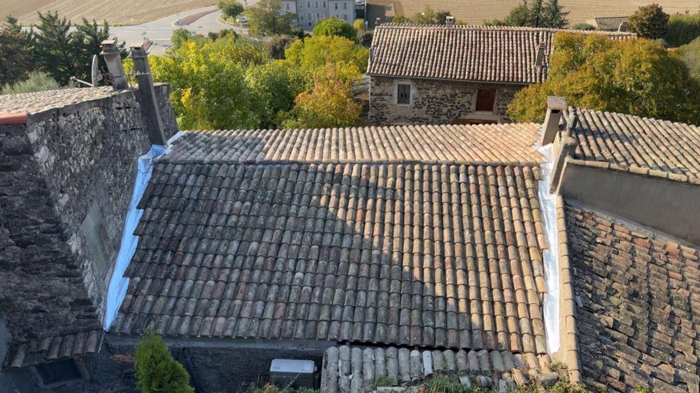 Toiture en tuile canal rénovée vue du dessus lors d’un chantier en Ardèche