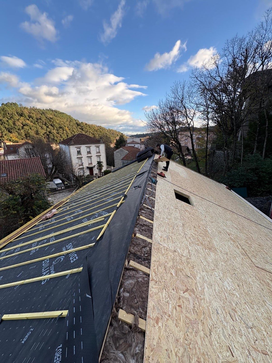 Isolation de toiture par l’extérieur en sarking : écran sous-toiture et platelage OSB sur charpente, en Ardèche
