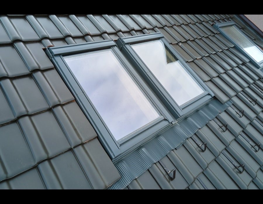 Fenêtre de toit sur une toiture en tuiles (image d’illustration).