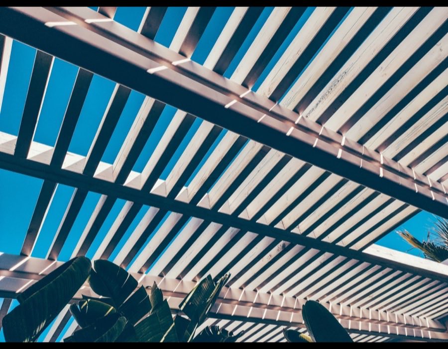 Toiture-terrasse en bois mise à nu avant travaux d’étanchéité (image d’illustration).